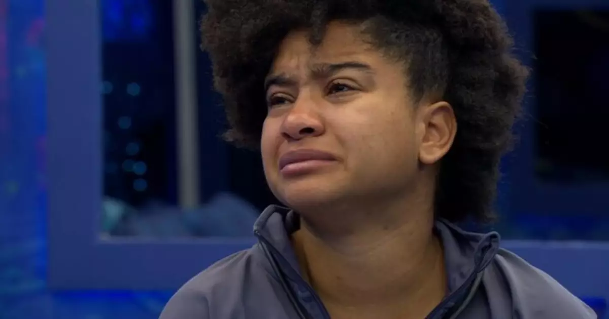 Milena emocionada na área externa do BBB 26