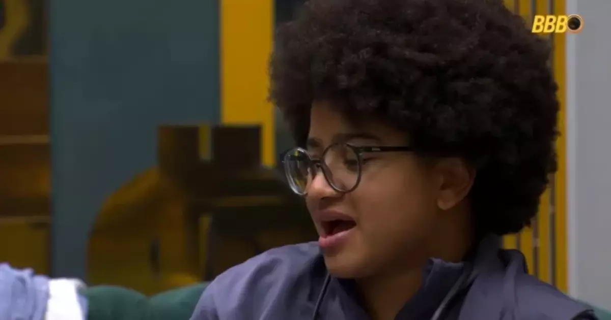 Milena conversando com colegas na cozinha do BBB 26