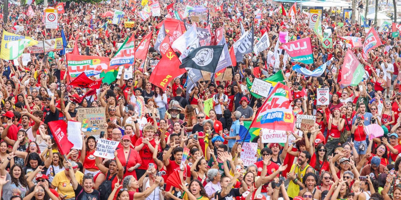 Manifestantes na orla de Copacabana