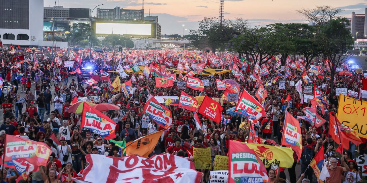 Estudantes com cartazes e bandeiras na Esplanada dos Ministérios