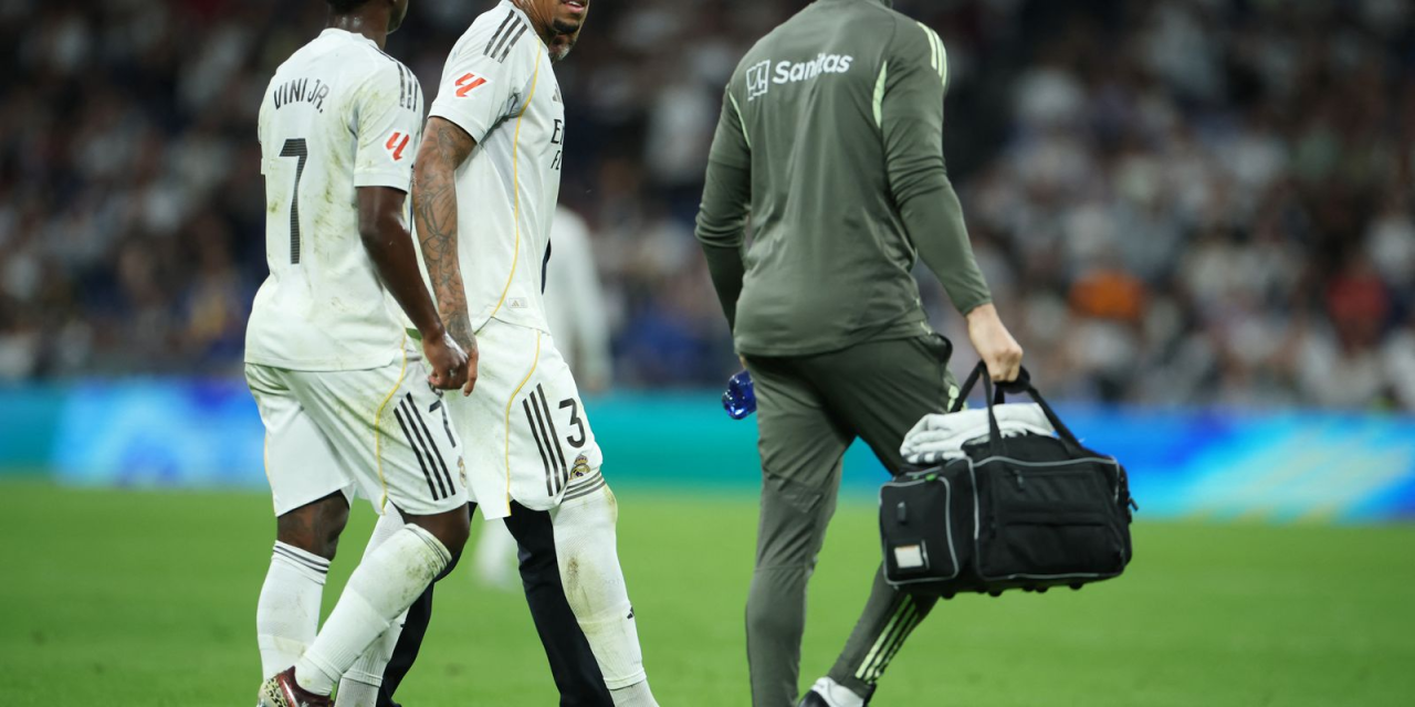 Éder Militão deixando o campo lesionado