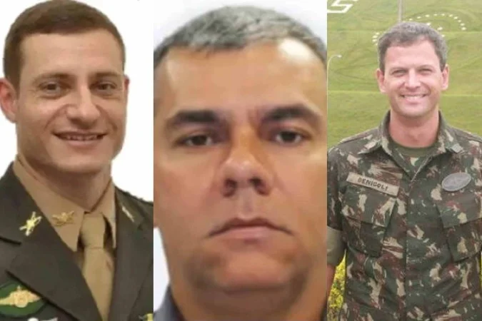 Militares sendo escoltados após prisão