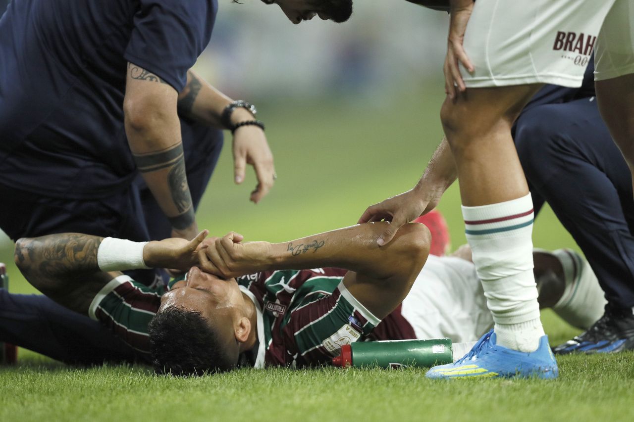 Millán lesionado saindo de campo