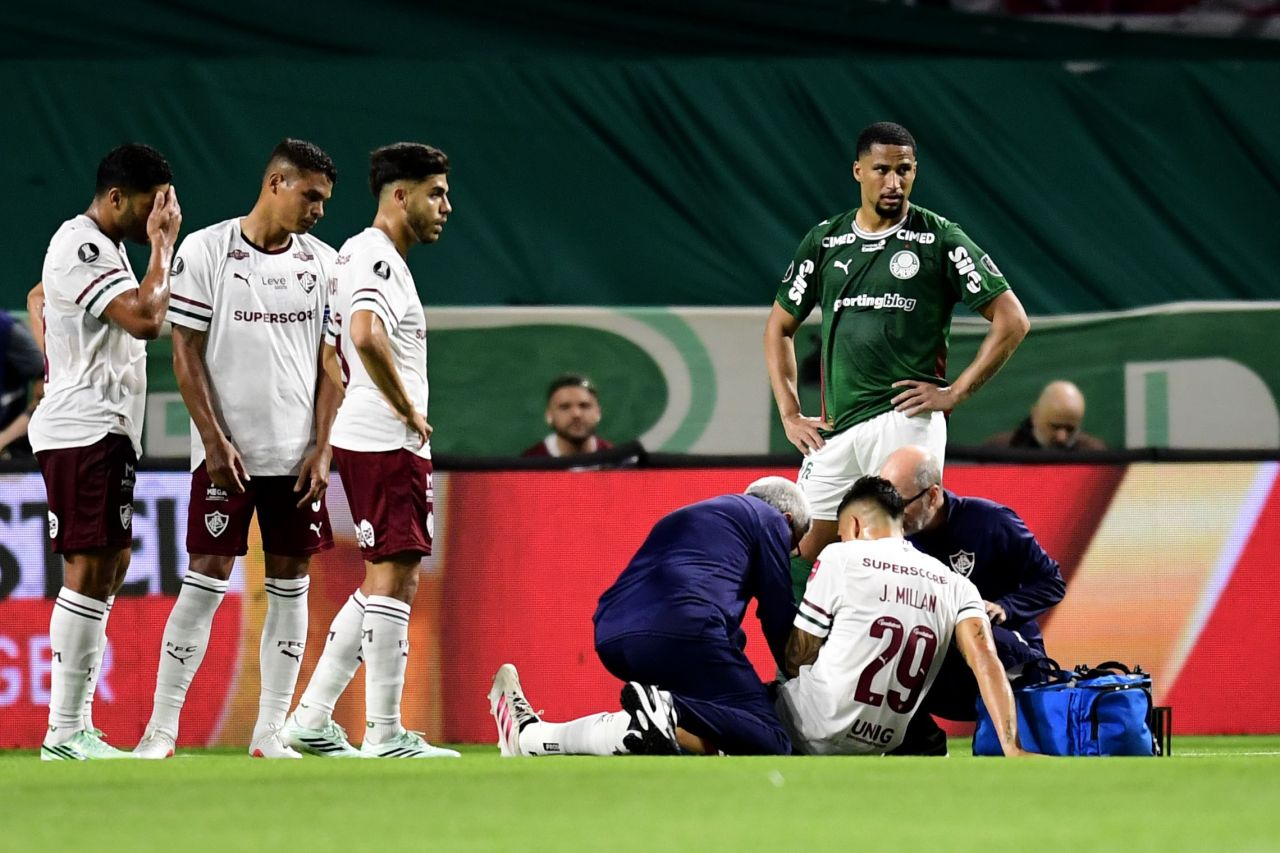 Millán segurando a coxa durante partida após sentir lesão