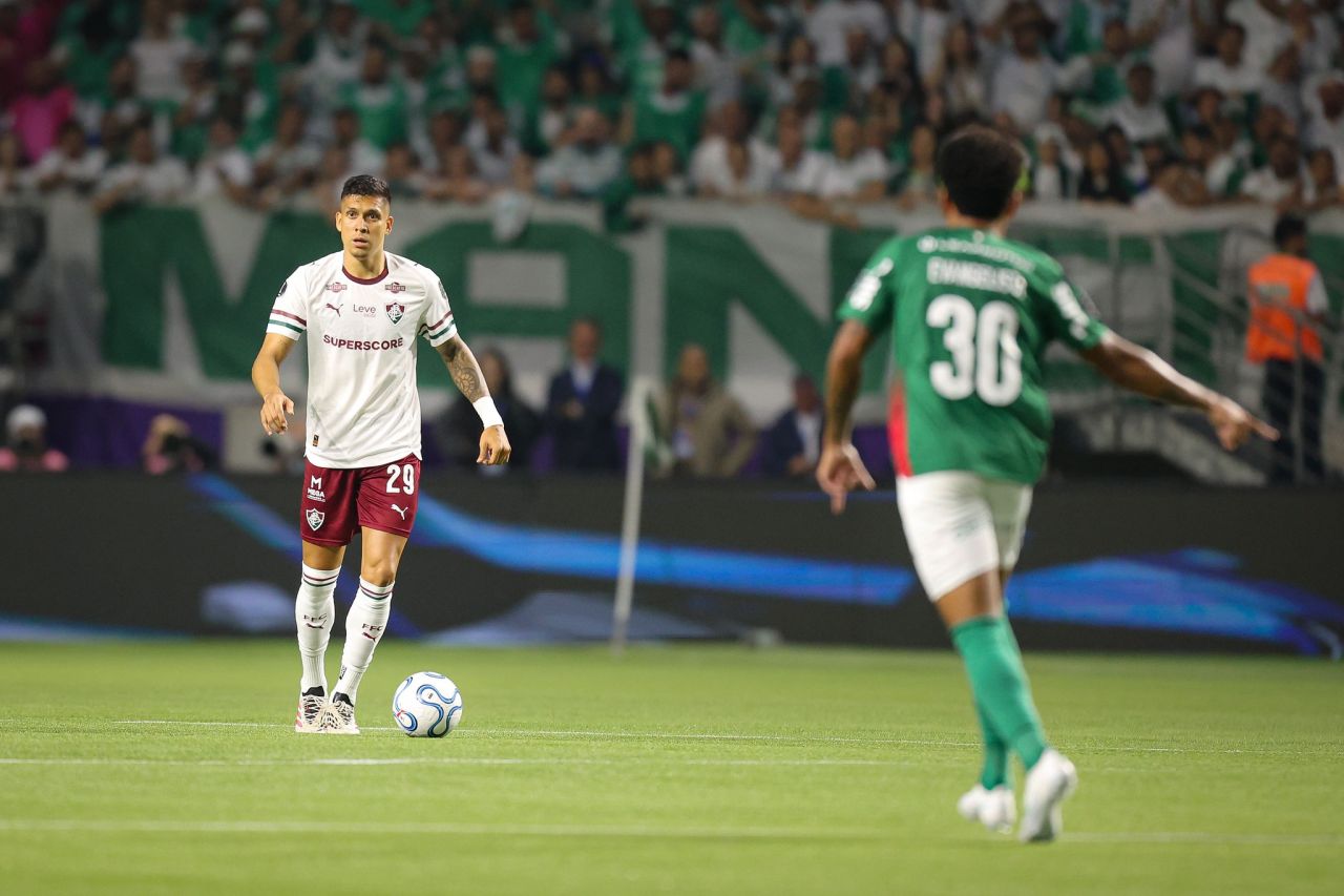 Millán deixando o campo com dor na coxa