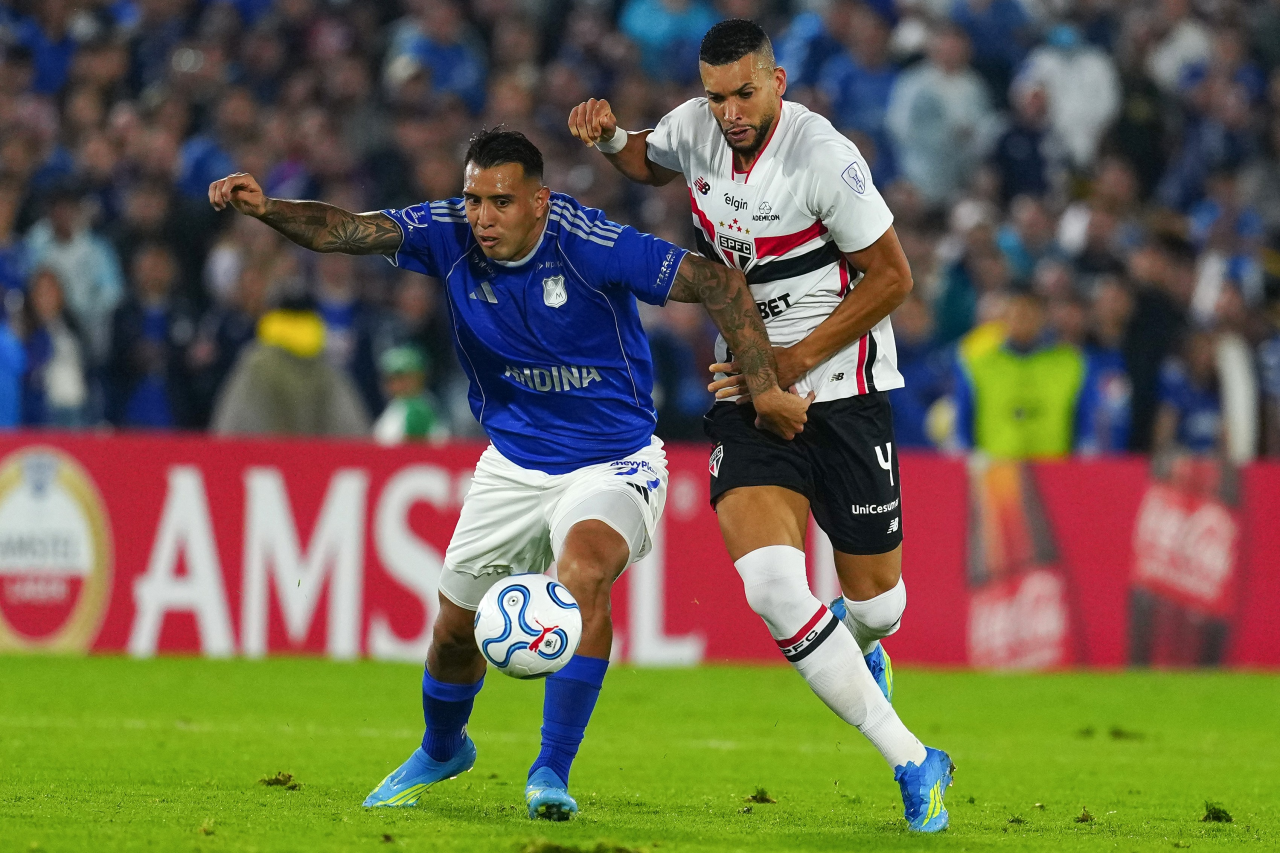 Matheus Dória disputando bola com jogador do São Paulo