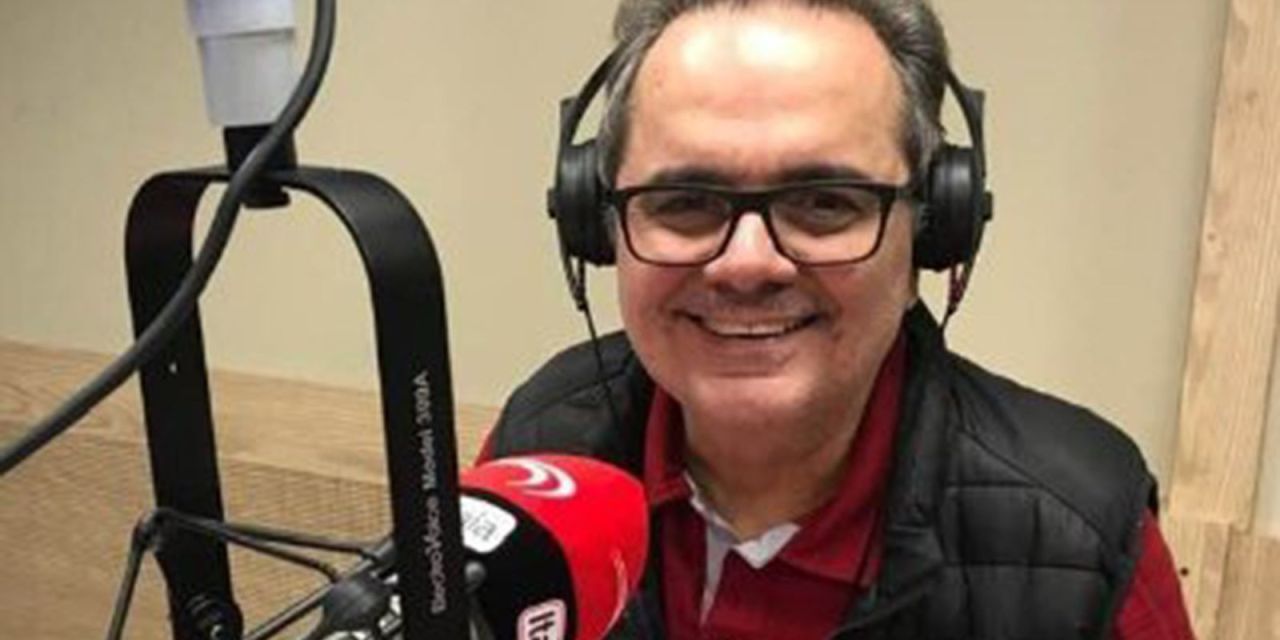 Milton Naves no estúdio da Rádio Itatiaia