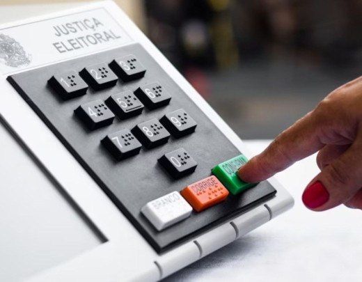 Tela de celular exibindo redes sociais e símbolos eleitorais