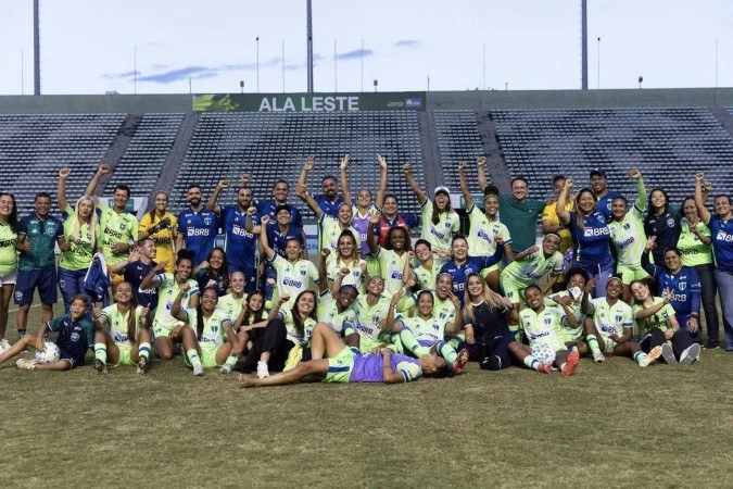Jogadoras comemoram gol durante partida feminina no Bezerrão