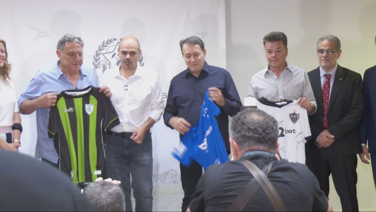 Representantes do governo e clubes durante anúncio no BDMG