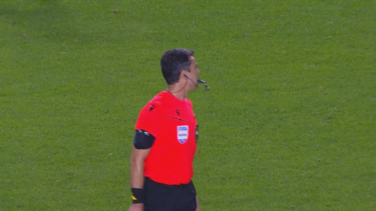 Alan Minda comemora gol nos acréscimos contra Juventude
