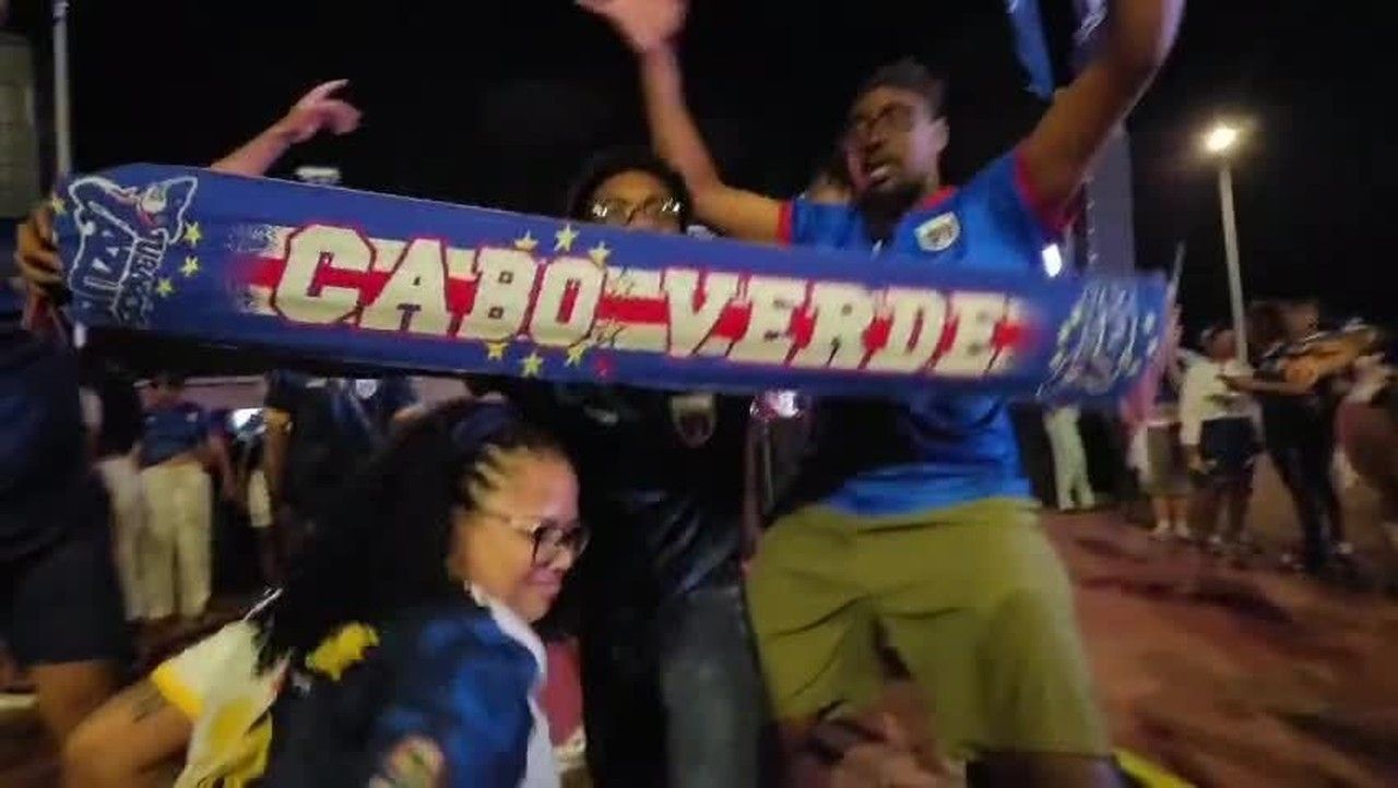 Torcedores em Mindelo vibram com o gol de Kevin Pina em Cabo Verde x Uruguai