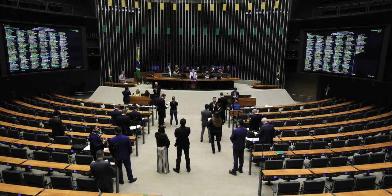 Plenário da Câmara dos Deputados durante votação simbólica
