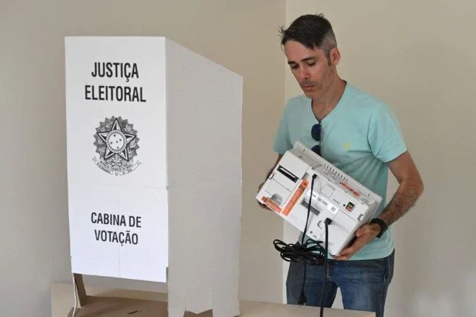Plenário da Câmara durante votação simbólica do projeto sobre partidos