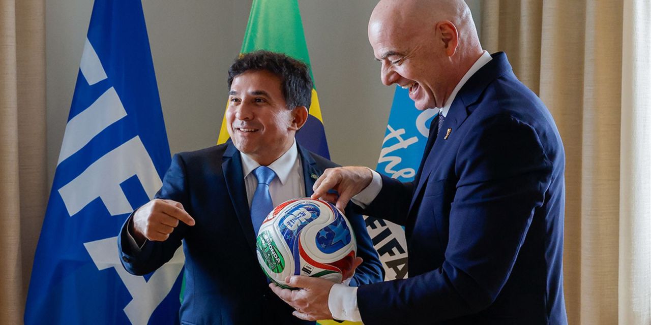 Paulo Henrique Cordeiro e Gianni Infantino em reunião