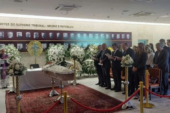 Ministros e autoridades durante missa no velório de Octavio Gallotti no STF