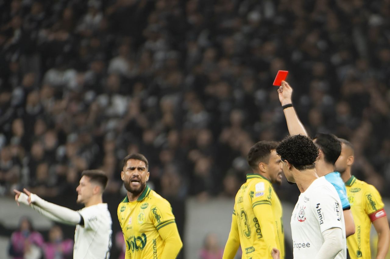 Bruno Santos expulso durante Corinthians x Mirassol