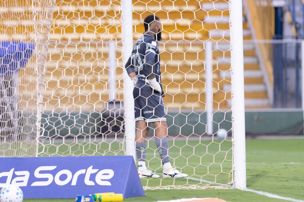 Alex Muralha lamentando após falha no jogo