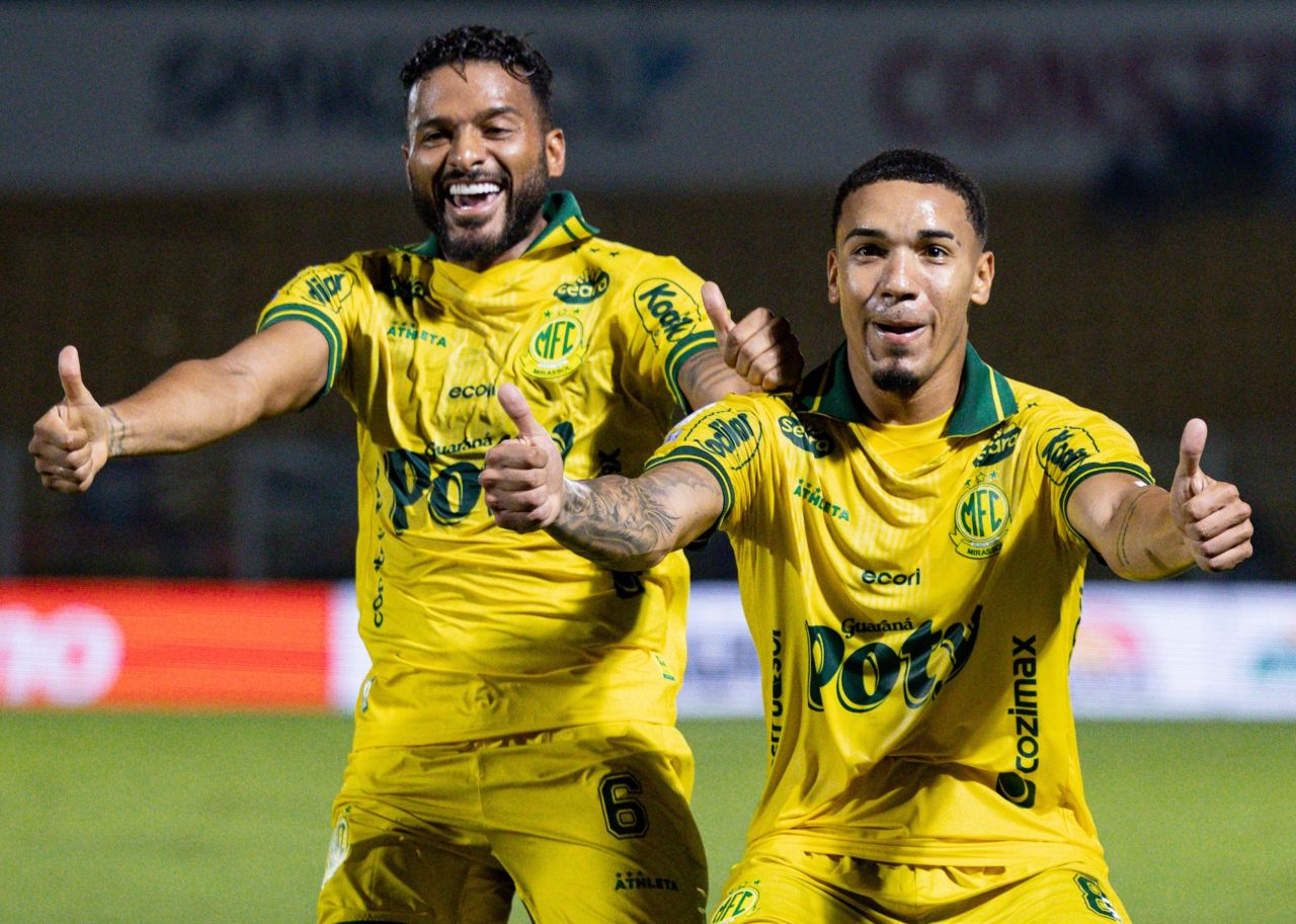 Reinaldo e Denilson comemoram gol do Mirassol