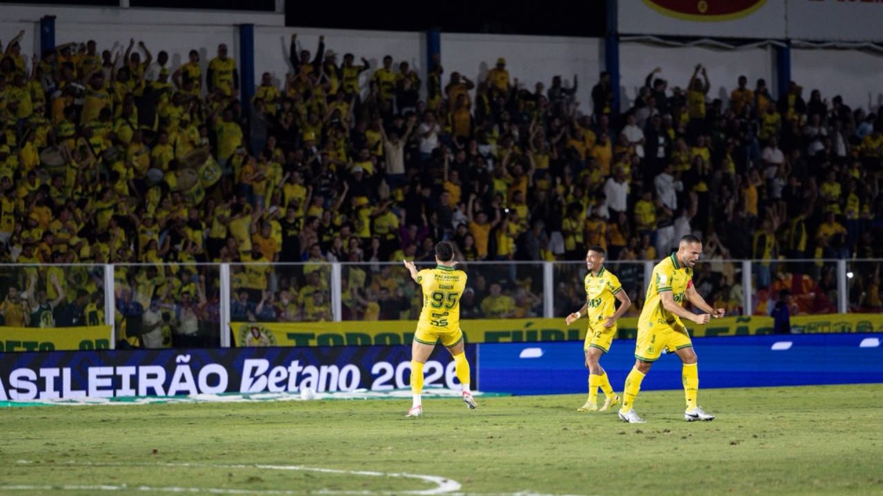 Edson Carioca comemorando gol com a camisa do Mirassol