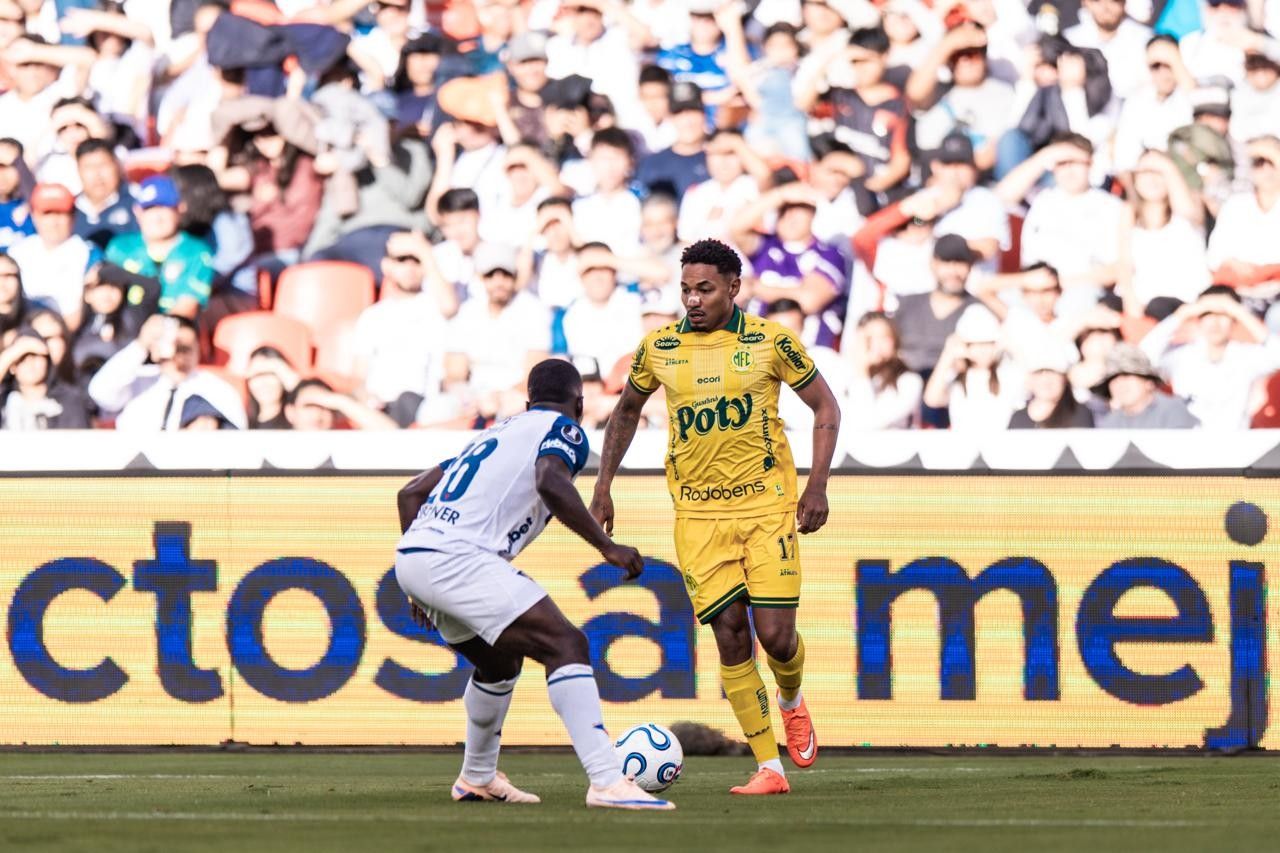 Jogadores do Mirassol em disputa com a LDU pela Libertadores