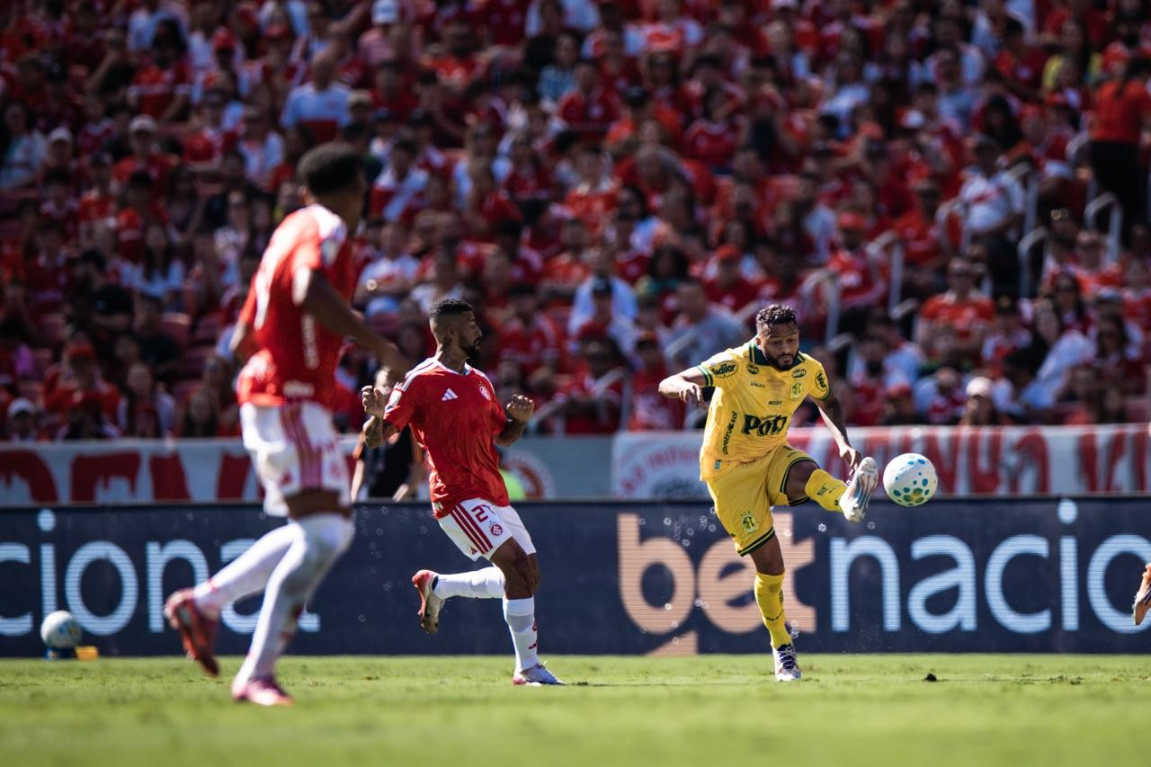 Jogadores do Mirassol comemoram gol contra o Internacional