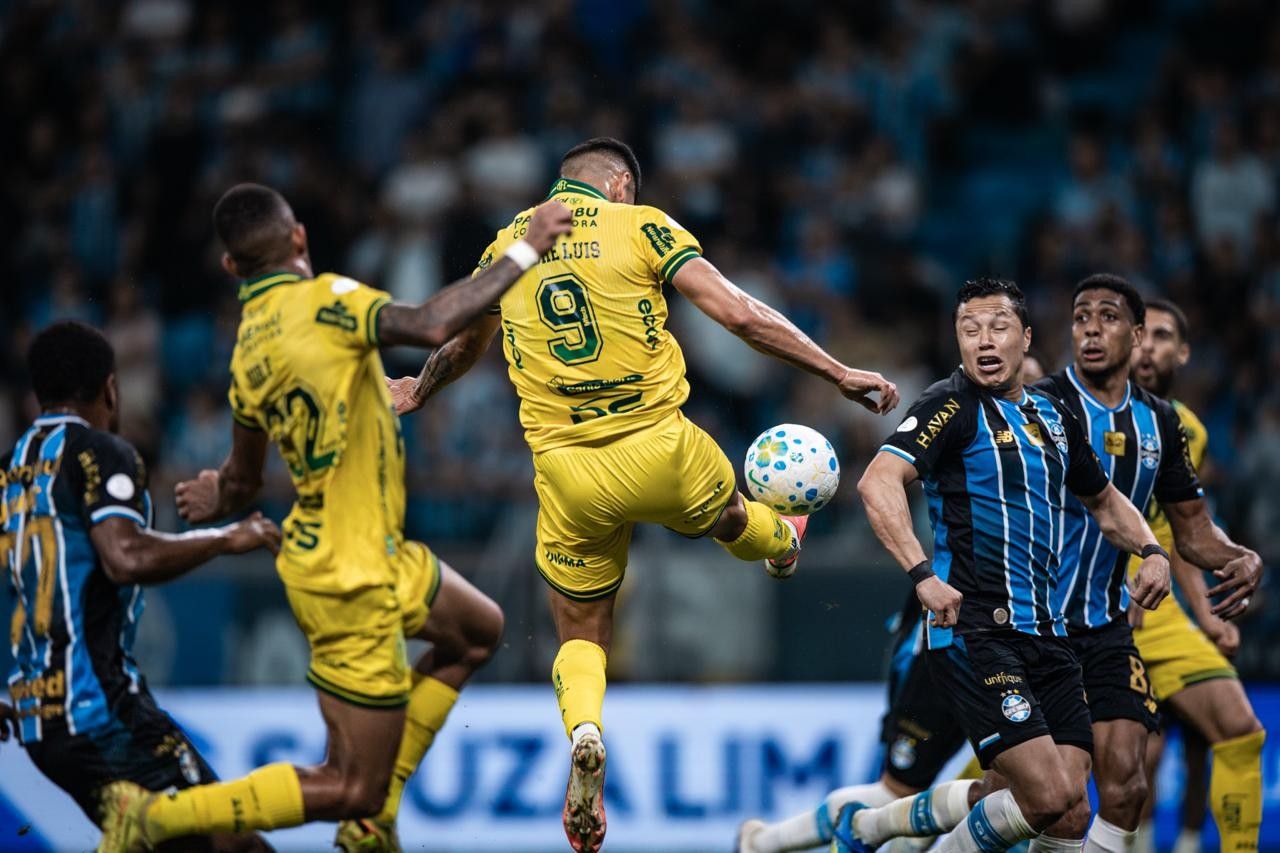 André Luís reclama com árbitro após lance anulado