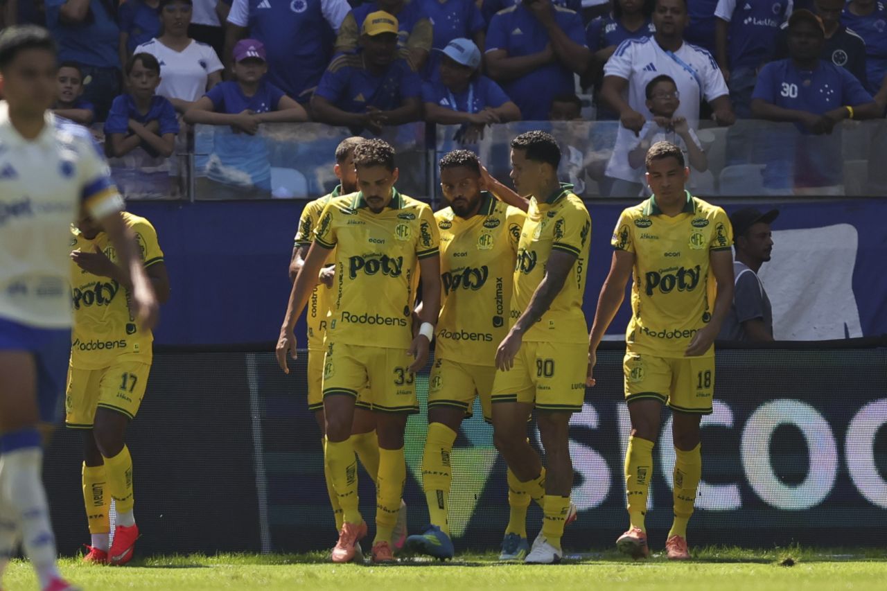 Jogadores do Mirassol em campo contra o Cruzeiro