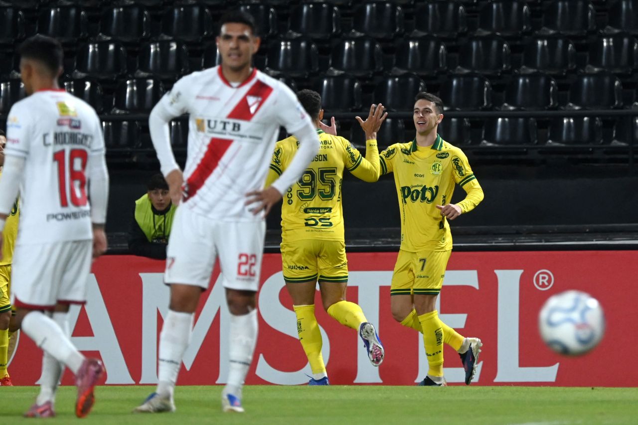 Jogadores do Mirassol comemoram gol em Assunção