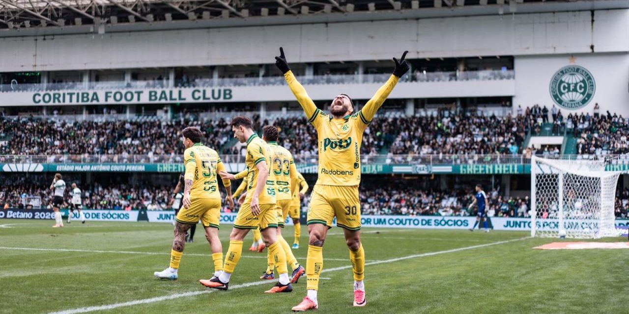 Jogadores do Mirassol comemoram gol no Couto Pereira