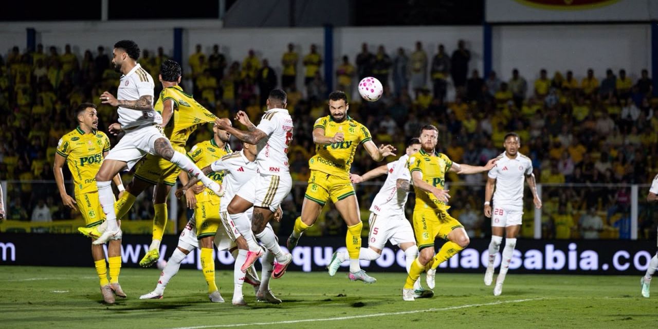 Jogadores do Mirassol comemoram gol contra o Internacional no estádio Maião