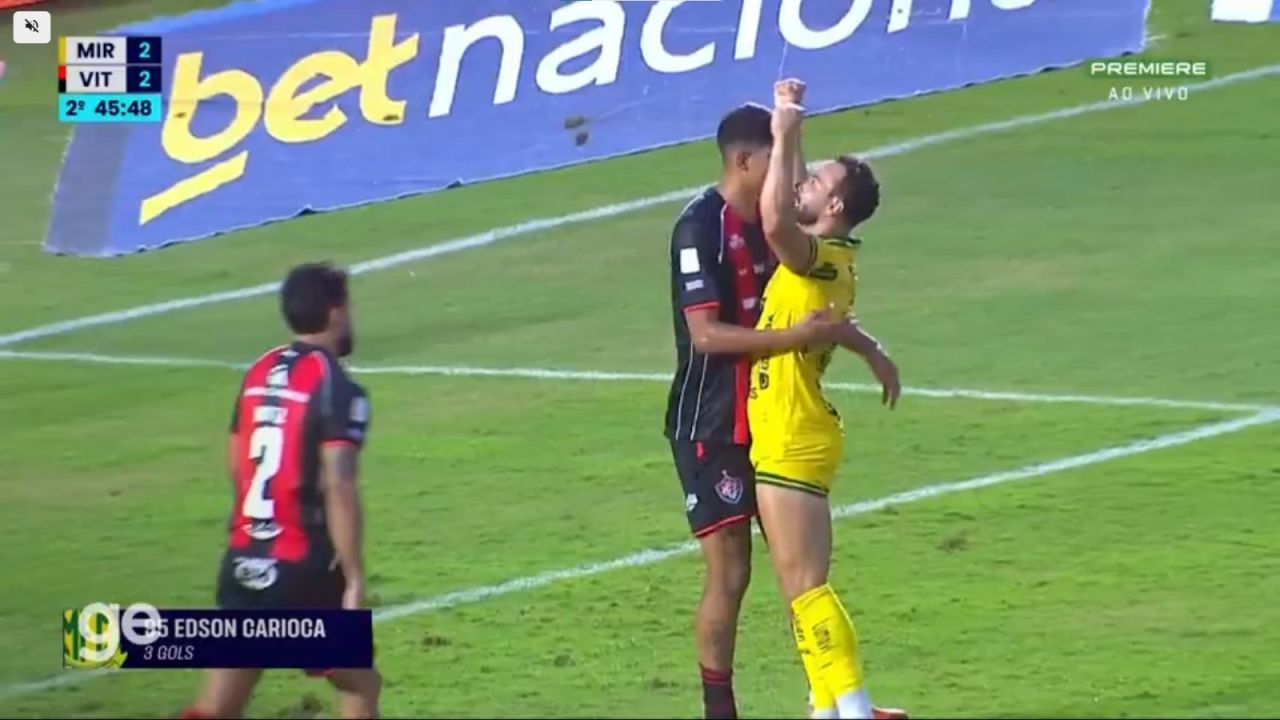 Edson Carioca comemora gol em frente a Zé Vitor durante Mirassol x Vitória