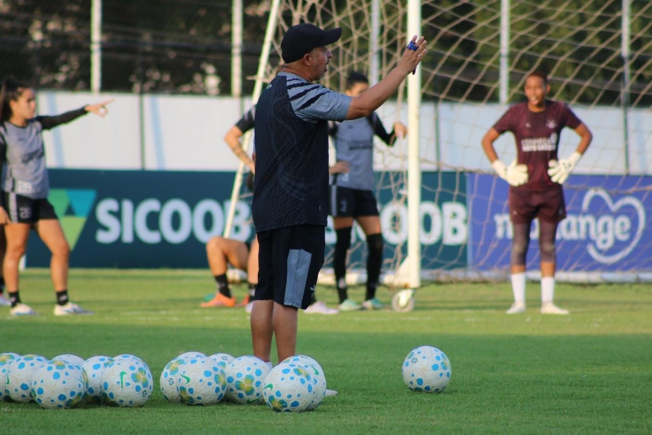 Jogadoras do Atlético-MG em aquecimento antes da partida
