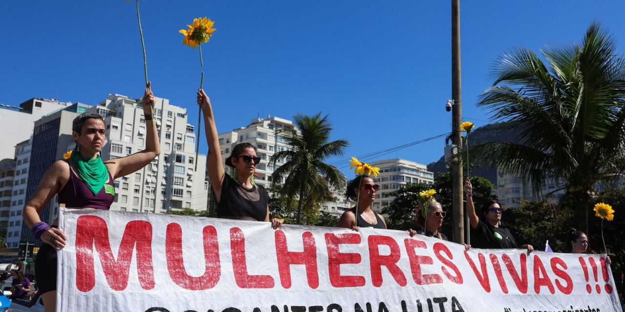 Manifestantes com cartazes em protesto pelo PL da Misoginia
