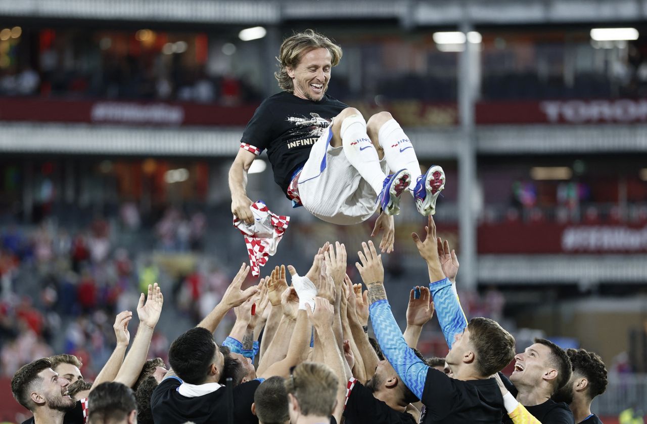 Modric carregado por companheiros de seleção