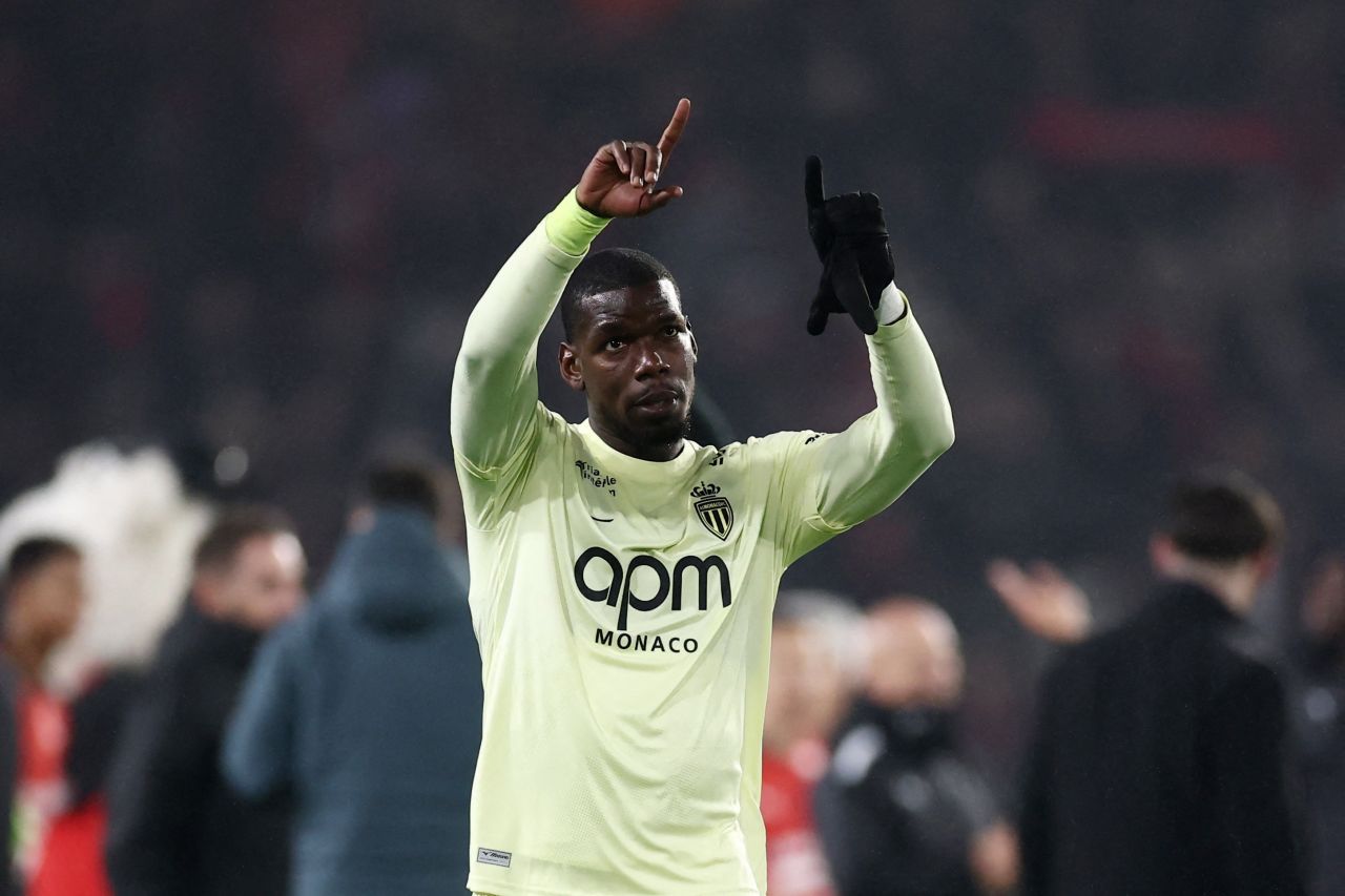 Paul Pogba com a camisa do Monaco acenando à torcida
