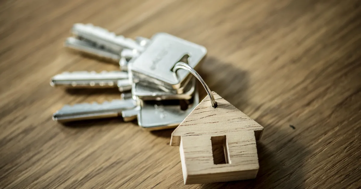 Blocos de apartamentos e casas em área urbana