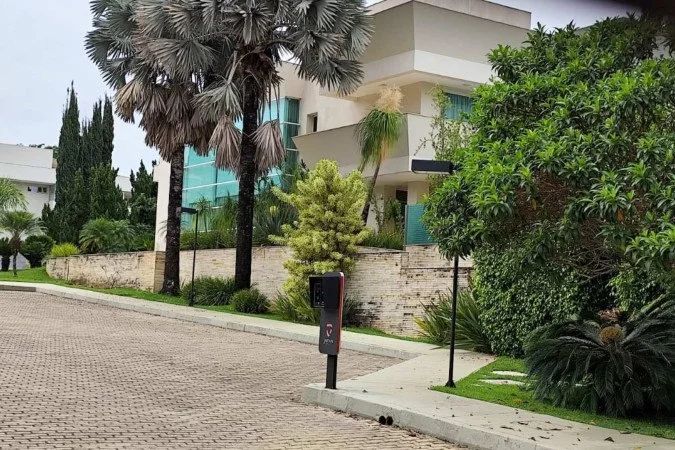 Senador Flávio Bolsonaro saindo de condomínio