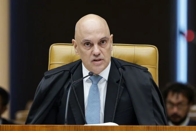 Operação da Polícia Federal cumprindo mandados de busca e apreensão