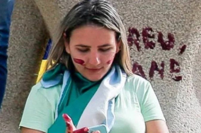 Débora Rodrigues conhecida como Débora do Batom em frente ao Supremo Tribunal Federal