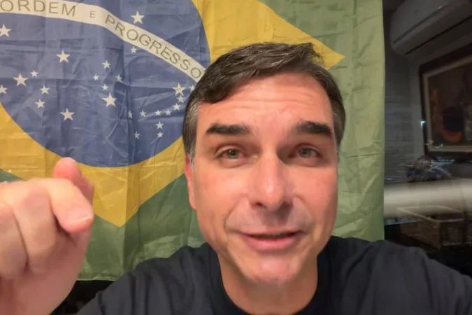 Flávio Bolsonaro em pronunciamento público
