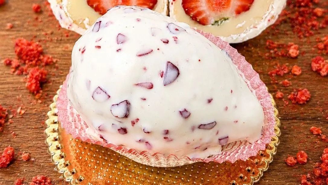 Morango cravejado com cobertura branca