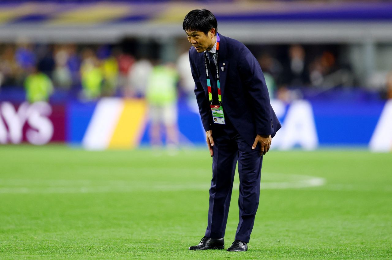 Hajime Moriyasu faz reverência no campo após derrota do Japão