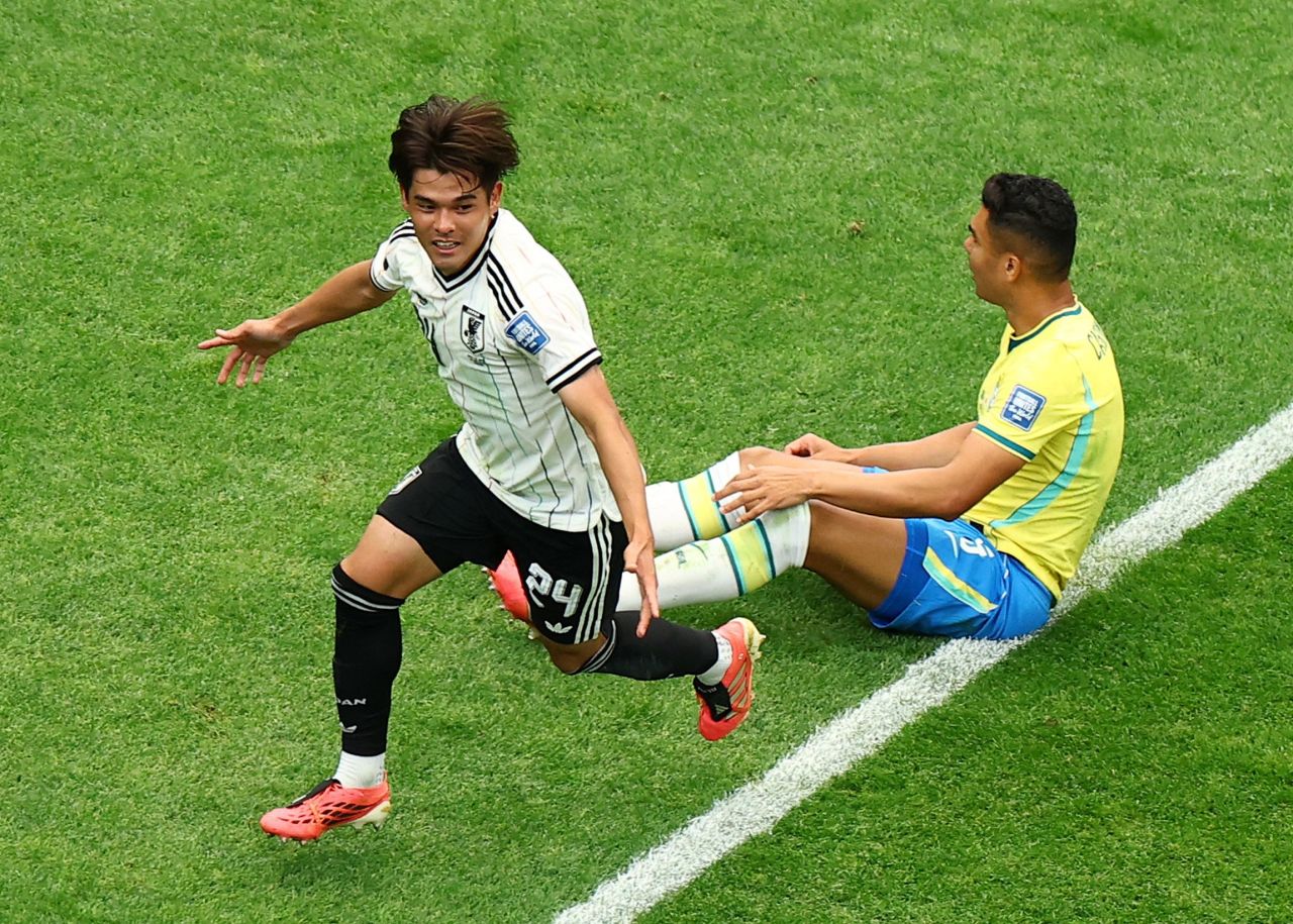 Hajime Moriyasu comemorando à beira do campo