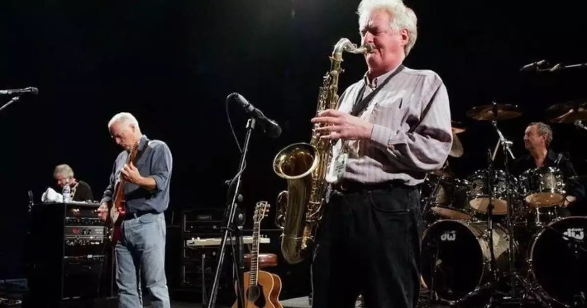 Dick Parry tocando saxofone