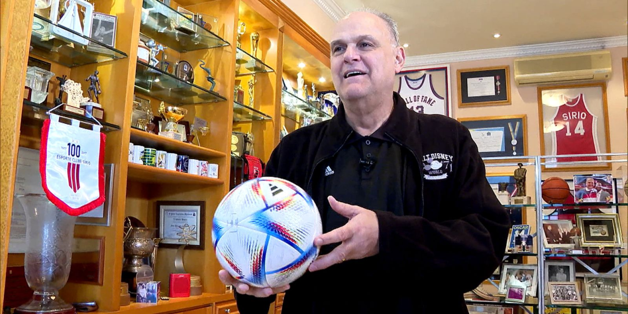 Oscar Schmidt em sua casa entre troféus e medalhas