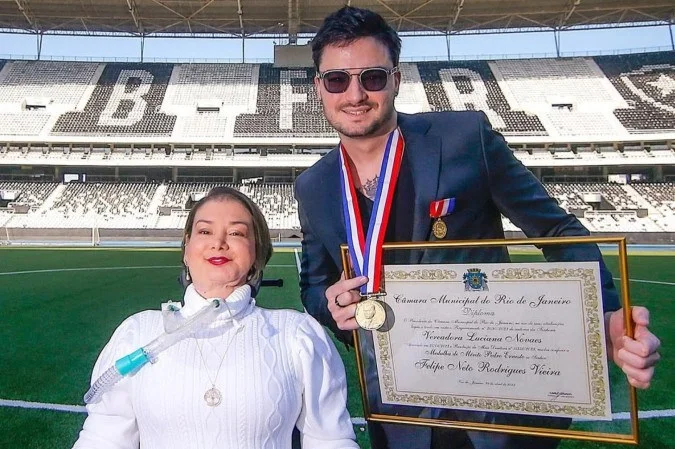 Luciana Novaes recebendo a Medalha Pedro Ernesto