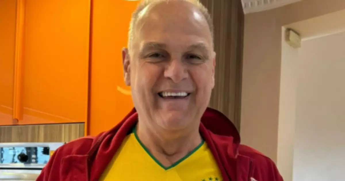 Oscar Schmidt com a camisa do Brasil em quadra