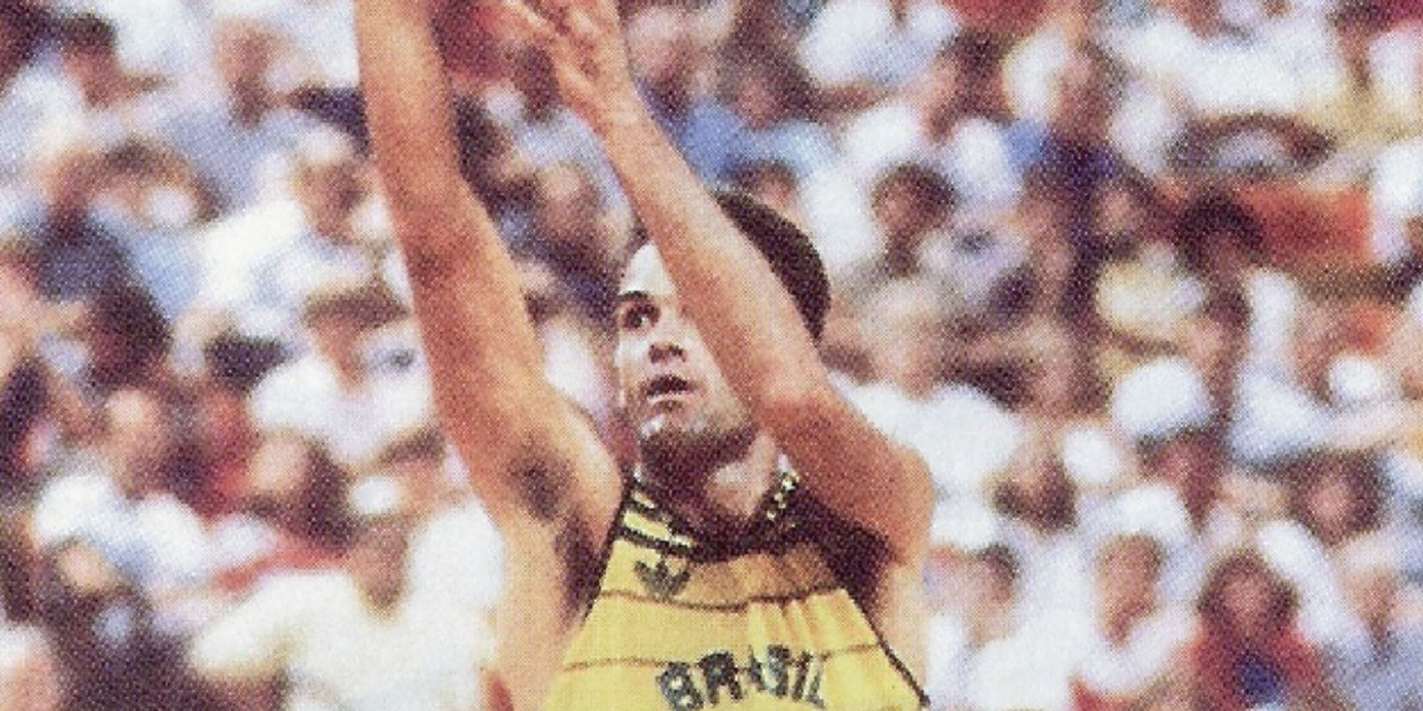 Oscar Schmidt em quadra durante partida