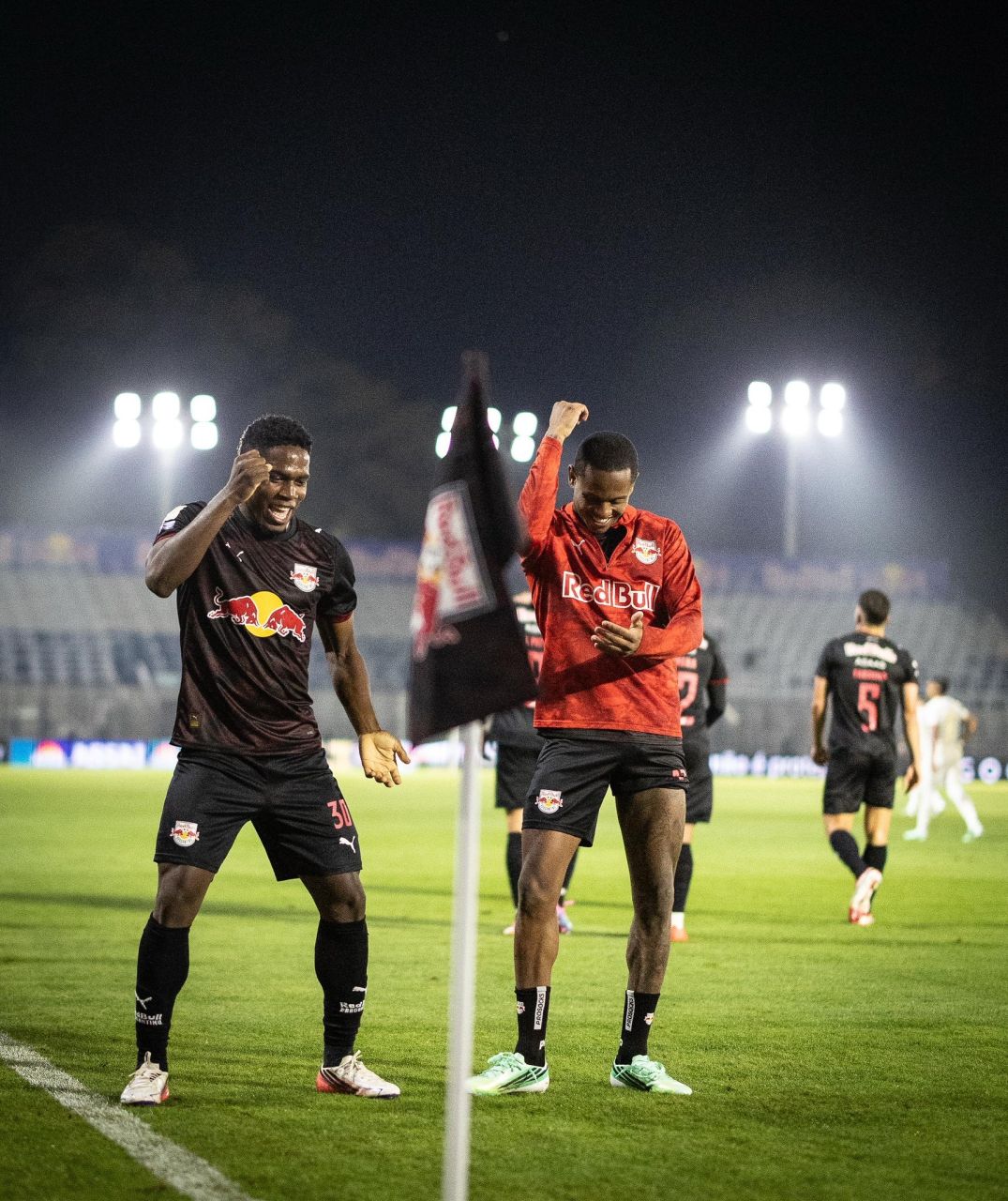 Henry Mosquera comemorando gol pelo Bragantino
